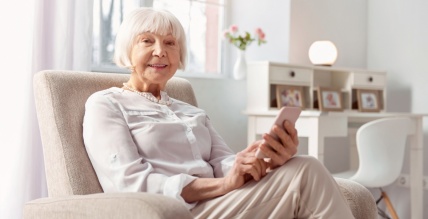 Kā senioram var palīdzēt internetbanka un mobilā lietotne?